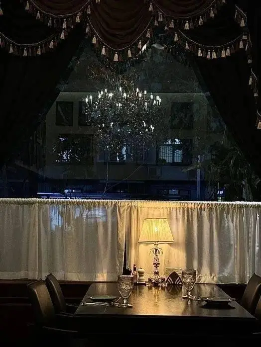 西餐蓝色_西餐蓝色的酱叫什么_西餐蓝色杯子是干嘛的