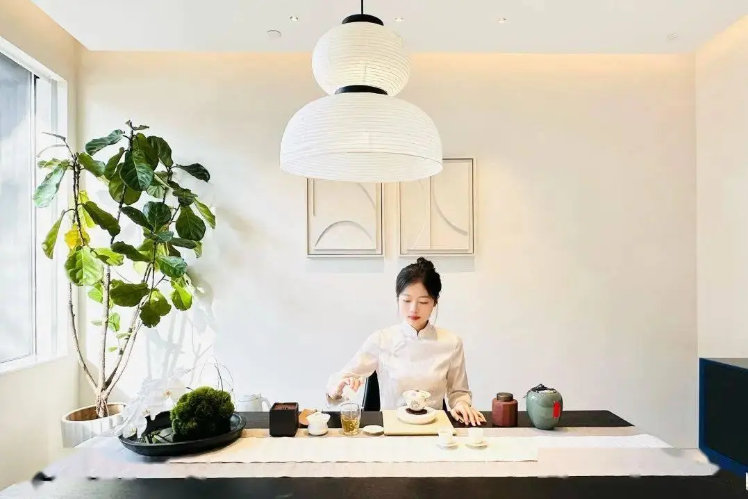 西餐蓝色_西餐蓝色杯子是干嘛的_西餐蓝色的酱叫什么