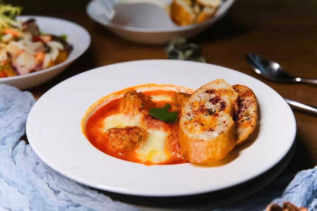西餐蓝色_西餐蓝色的花_西餐蓝色饮料是什么